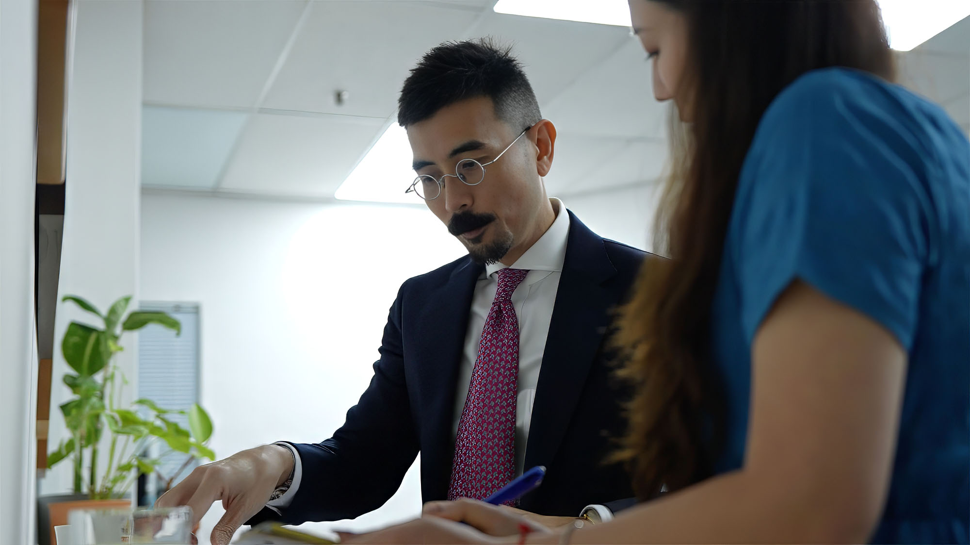 Jonathan Wong with the Tembusu Law team in discussion